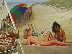 To lesbiske spille på stranden bakgrunn